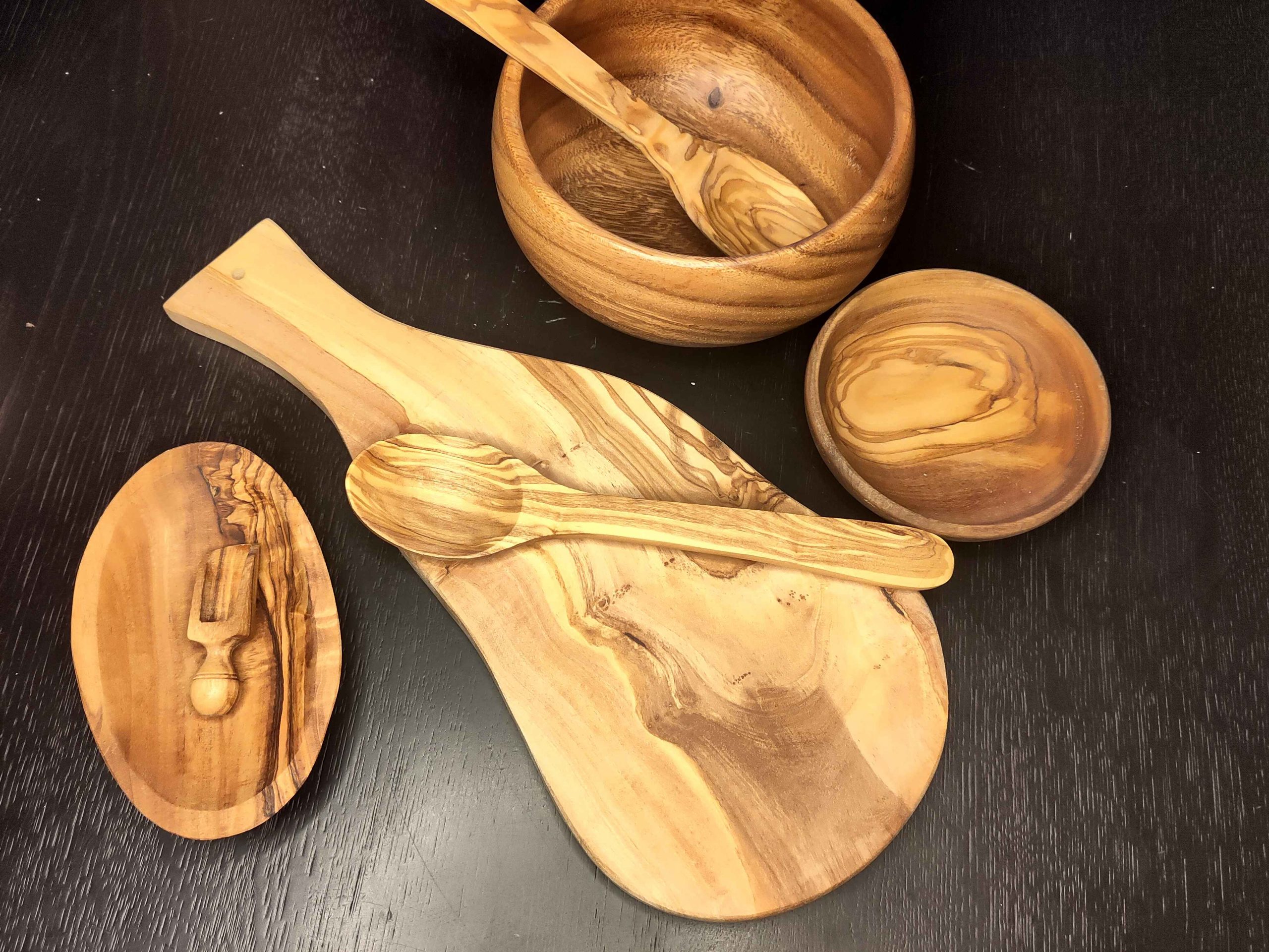 Verschieden große Holzschalen und Vesperbretter aus Oliven und Akazienholz