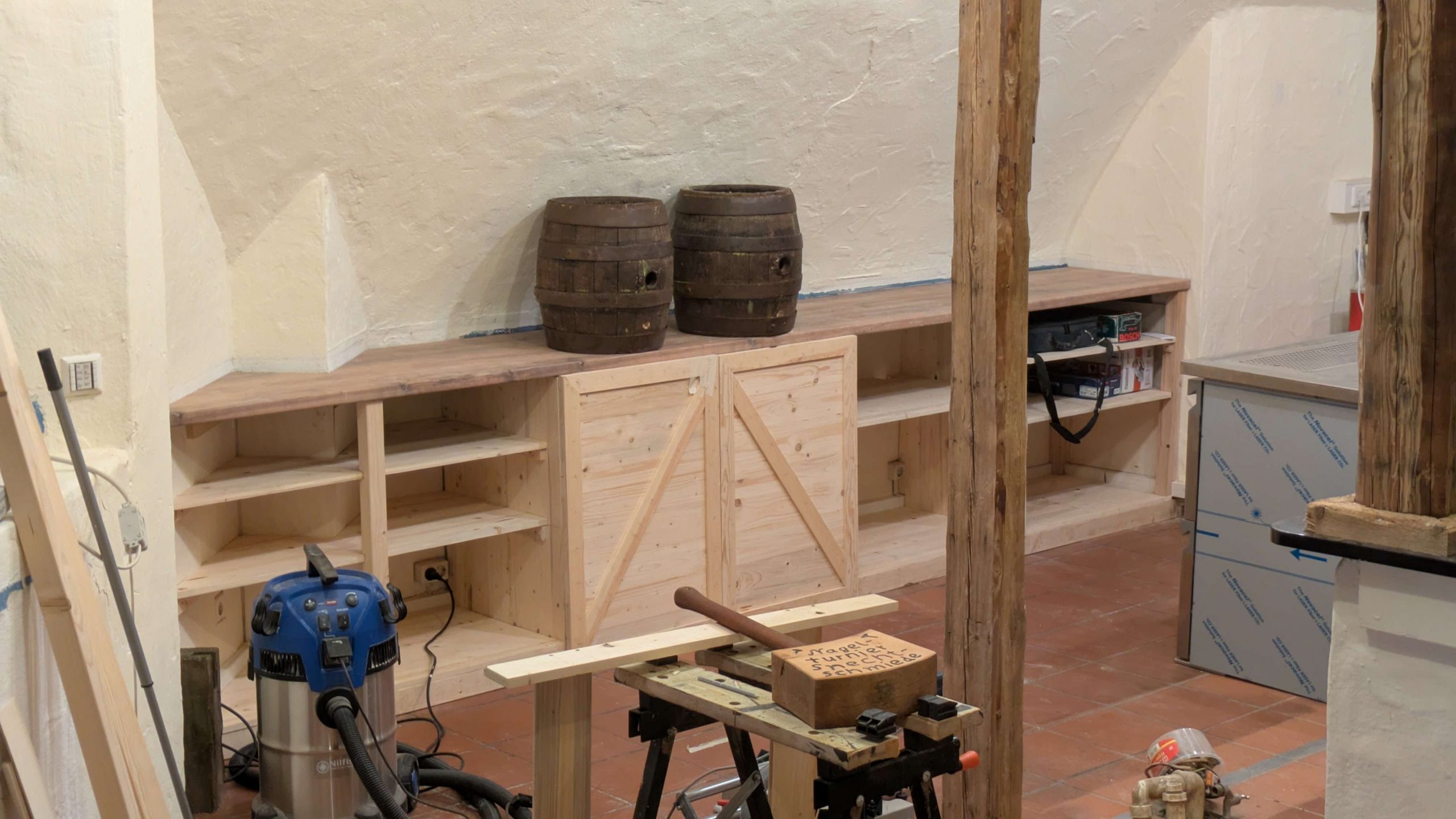 Hintere Theke im Gastraum der Taverne zum Sorglosen Kobold