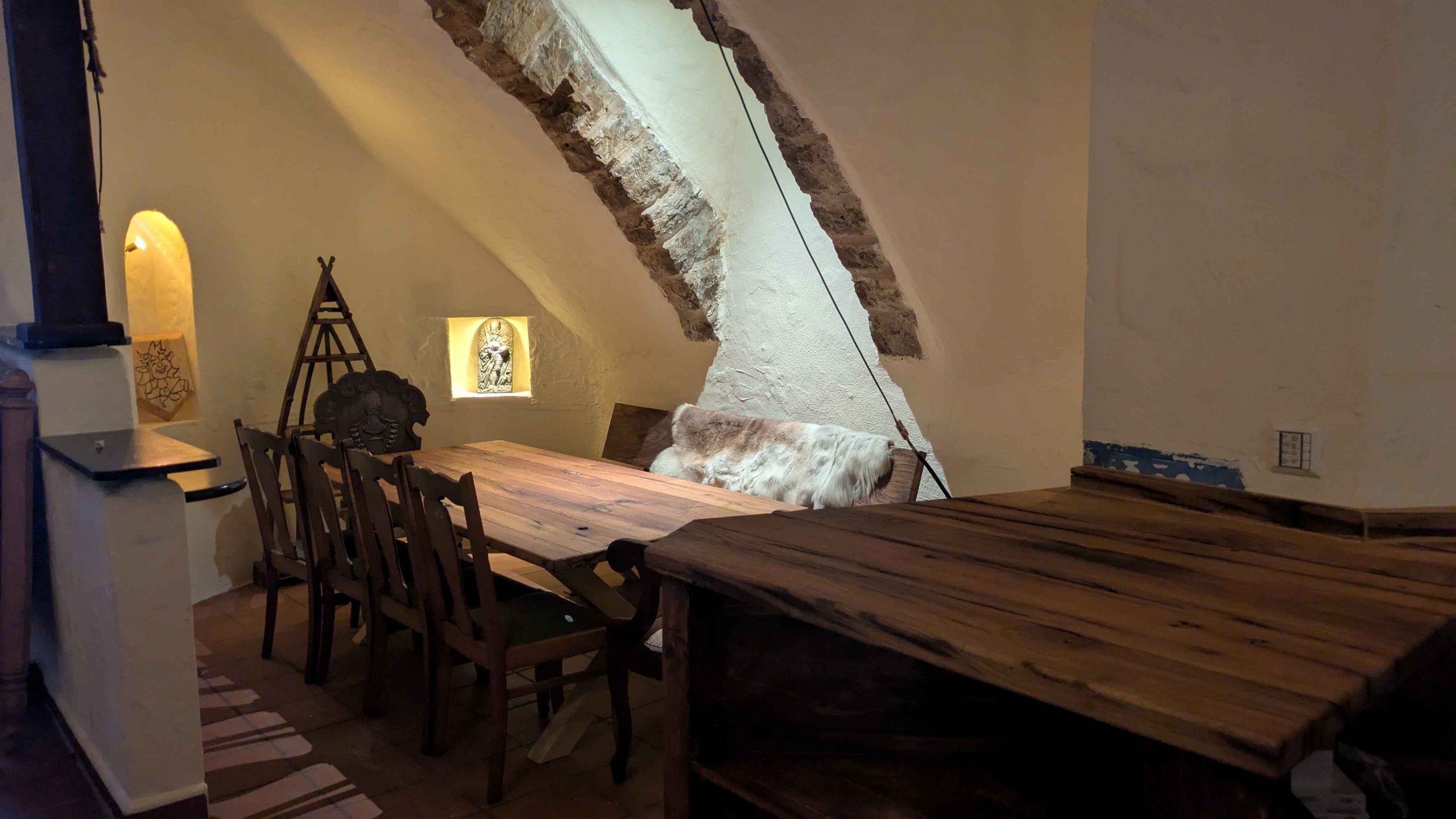 Ambiente im Gewölbekeller, Tische sind geölt und die Stühle sind platziert