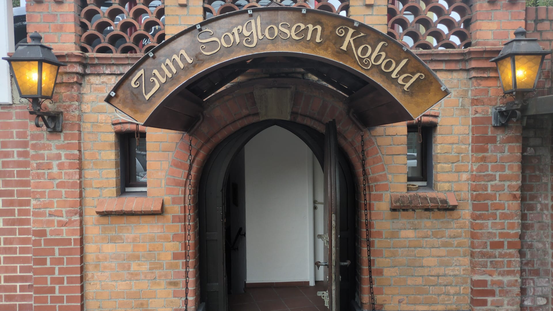 Offene Tür zur Taverne