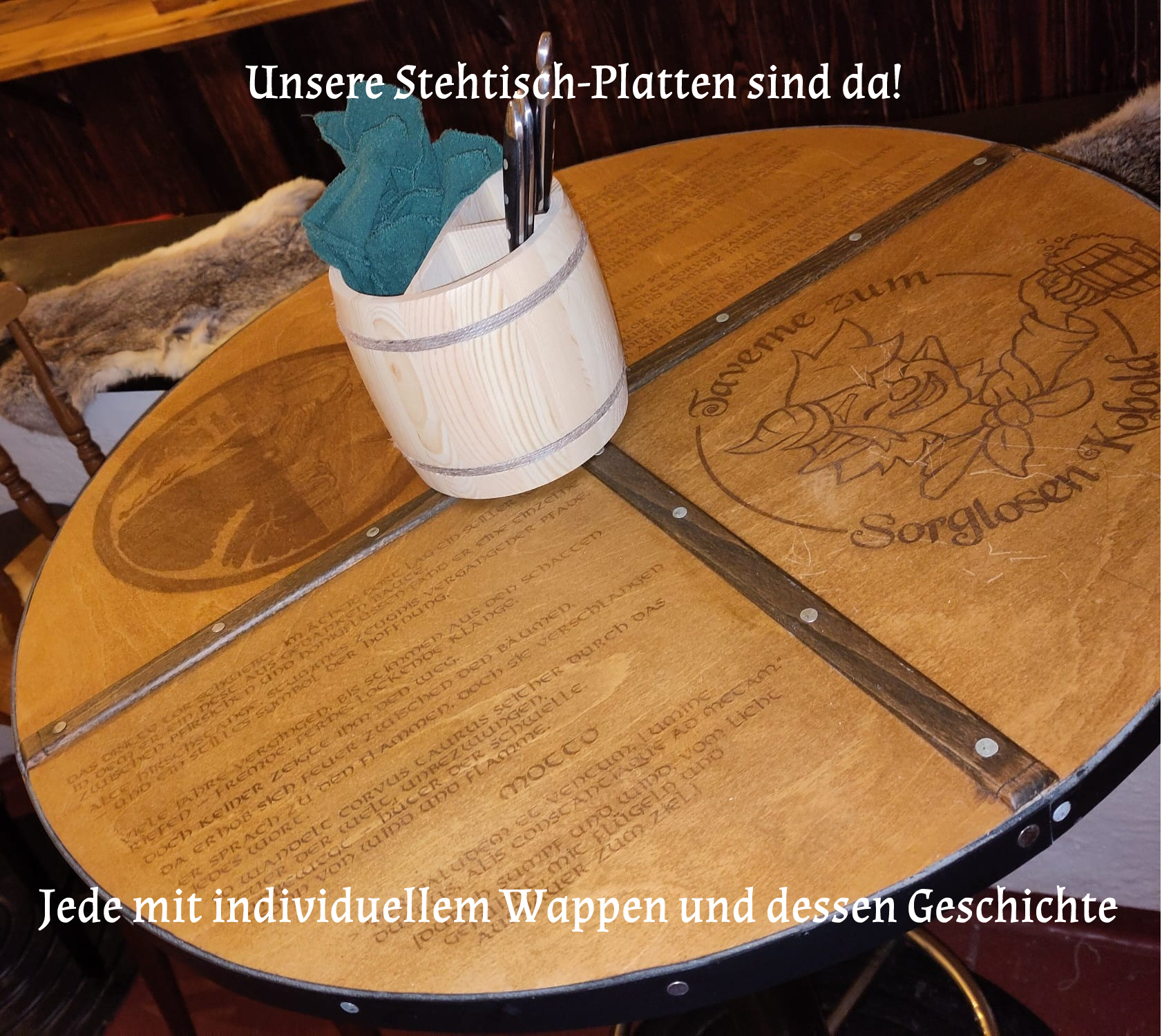 Stehtisch-Platte aus Holz mit eingraviertem Logo