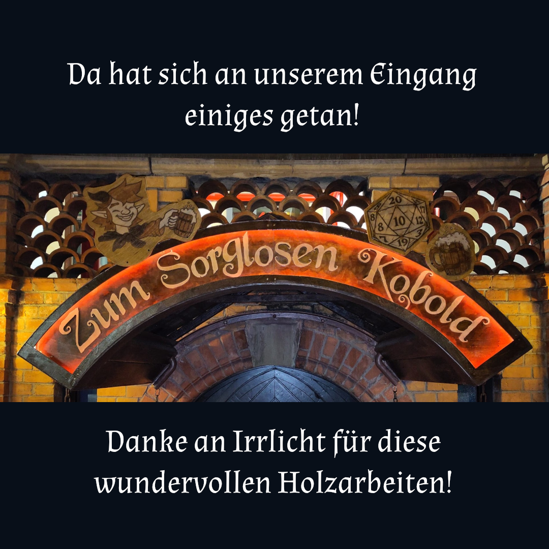 Fertiges Eingangsschild, beleuchtet mit Kobold-, Würfel- und Bier-Schildchen